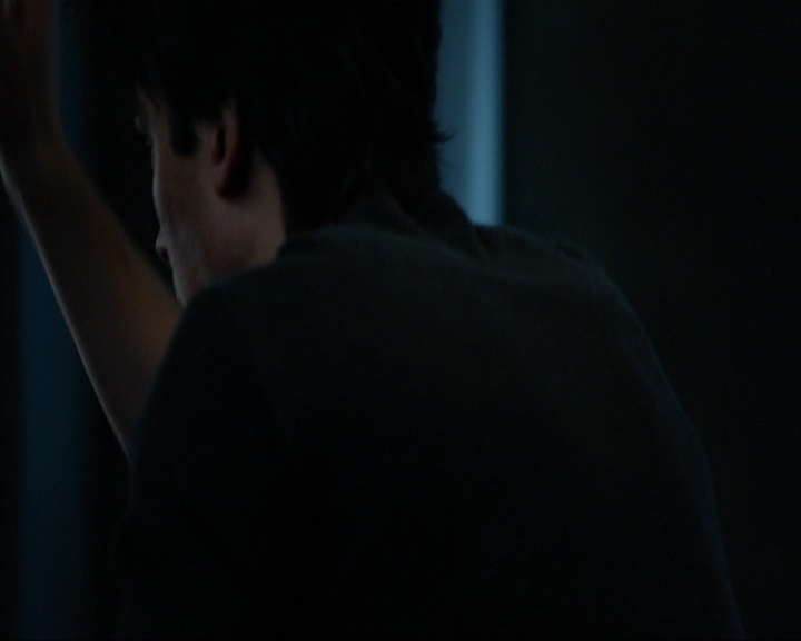 VampireDiariesWorld-dot-nl_7x14MoonlightOnTheBayou0929.jpg