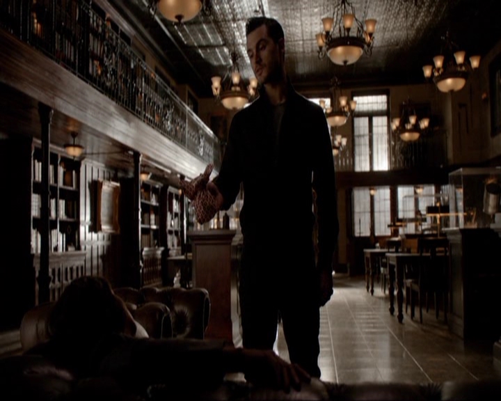 VampireDiariesWorld-dot-nl_7x14MoonlightOnTheBayou0971.jpg