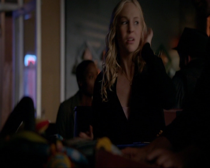 VampireDiariesWorld-dot-nl_7x14MoonlightOnTheBayou1103.jpg