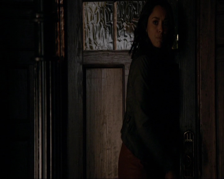 VampireDiariesWorld-dot-nl_7x14MoonlightOnTheBayou1179.jpg