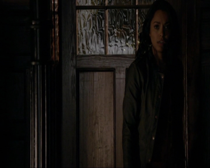 VampireDiariesWorld-dot-nl_7x14MoonlightOnTheBayou1180.jpg