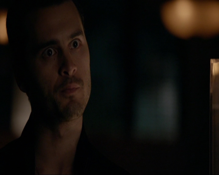 VampireDiariesWorld-dot-nl_7x14MoonlightOnTheBayou1194.jpg