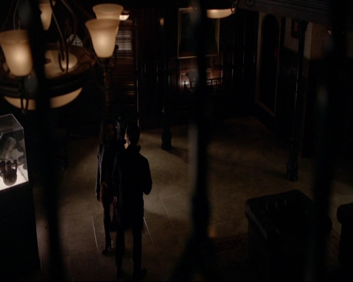 VampireDiariesWorld-dot-nl_7x14MoonlightOnTheBayou1209.jpg