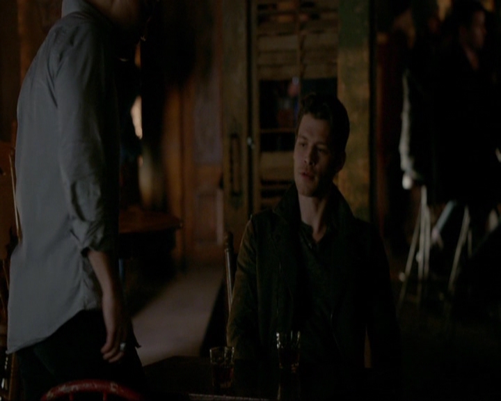 VampireDiariesWorld-dot-nl_7x14MoonlightOnTheBayou1281.jpg