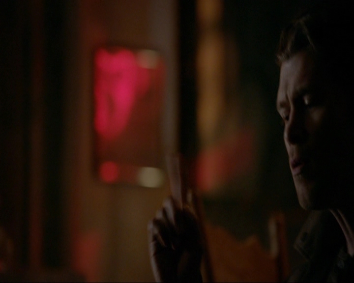 VampireDiariesWorld-dot-nl_7x14MoonlightOnTheBayou1302.jpg