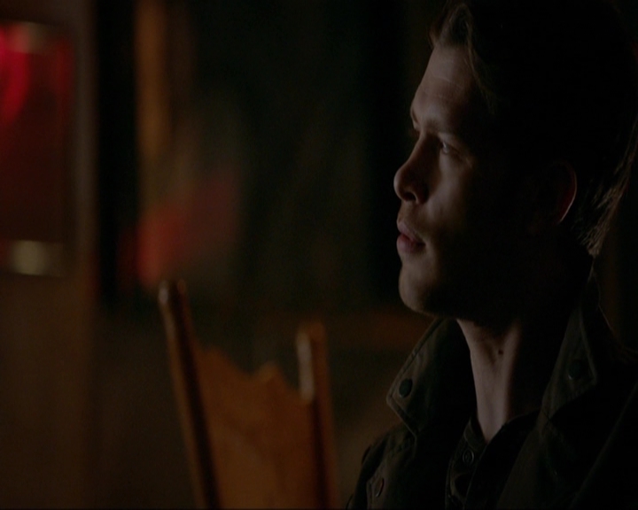 VampireDiariesWorld-dot-nl_7x14MoonlightOnTheBayou1304.jpg