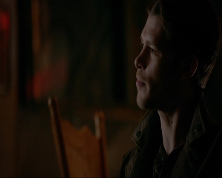 VampireDiariesWorld-dot-nl_7x14MoonlightOnTheBayou1305.jpg