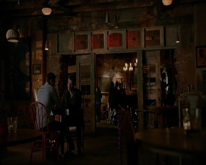 VampireDiariesWorld-dot-nl_7x14MoonlightOnTheBayou1323.jpg