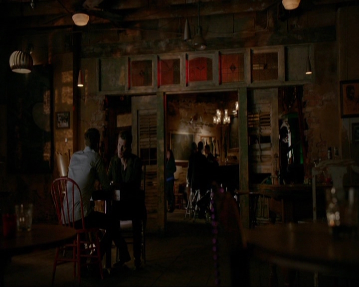 VampireDiariesWorld-dot-nl_7x14MoonlightOnTheBayou1324.jpg