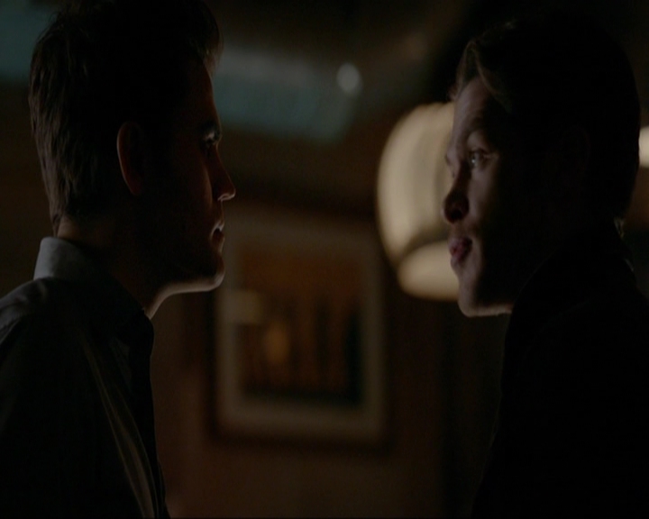 VampireDiariesWorld-dot-nl_7x14MoonlightOnTheBayou1352.jpg