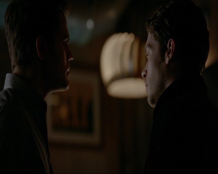 VampireDiariesWorld-dot-nl_7x14MoonlightOnTheBayou1373.jpg