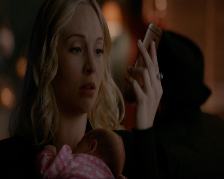 VampireDiariesWorld-dot-nl_7x14MoonlightOnTheBayou1576.jpg