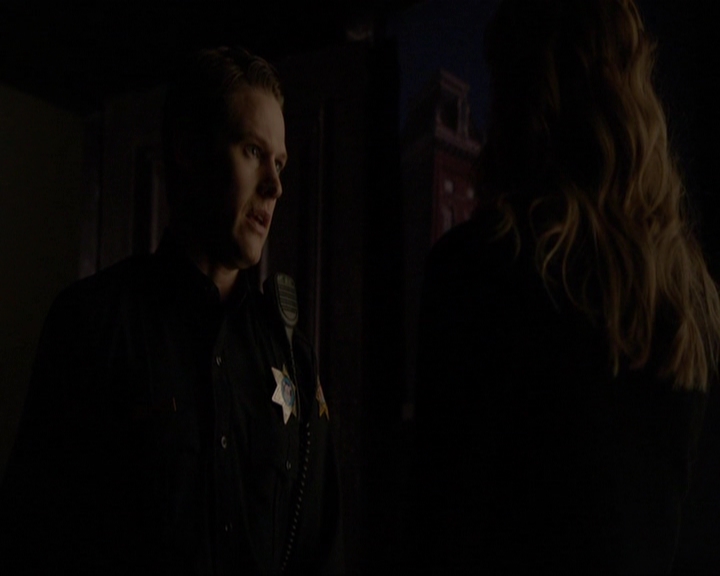 VampireDiariesWorld-dot-nl_7x14MoonlightOnTheBayou1677.jpg