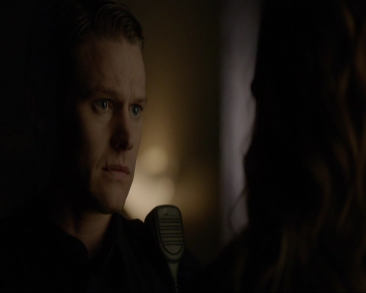 VampireDiariesWorld-dot-nl_7x14MoonlightOnTheBayou1684.jpg