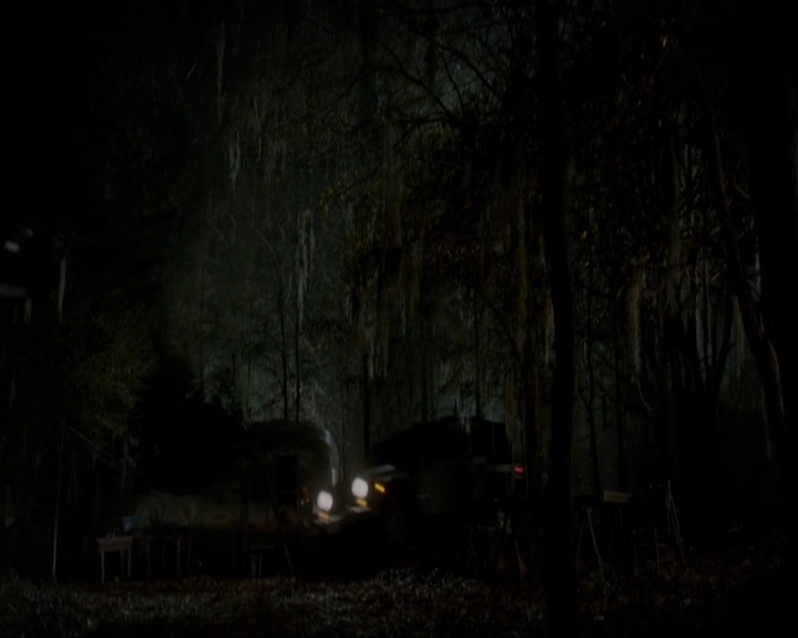 VampireDiariesWorld-dot-nl_7x14MoonlightOnTheBayou1712.jpg