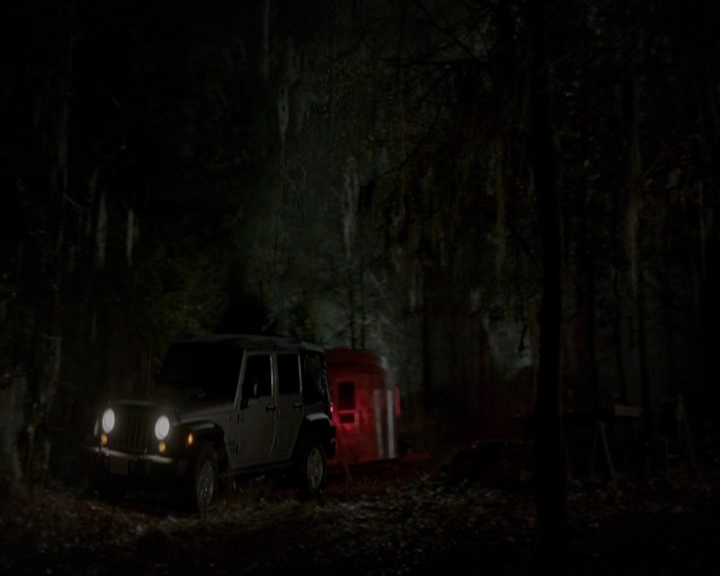 VampireDiariesWorld-dot-nl_7x14MoonlightOnTheBayou1713.jpg