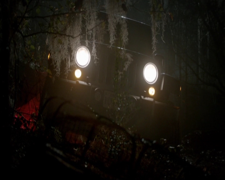 VampireDiariesWorld-dot-nl_7x14MoonlightOnTheBayou1714.jpg