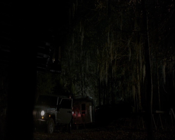 VampireDiariesWorld-dot-nl_7x14MoonlightOnTheBayou1717.jpg