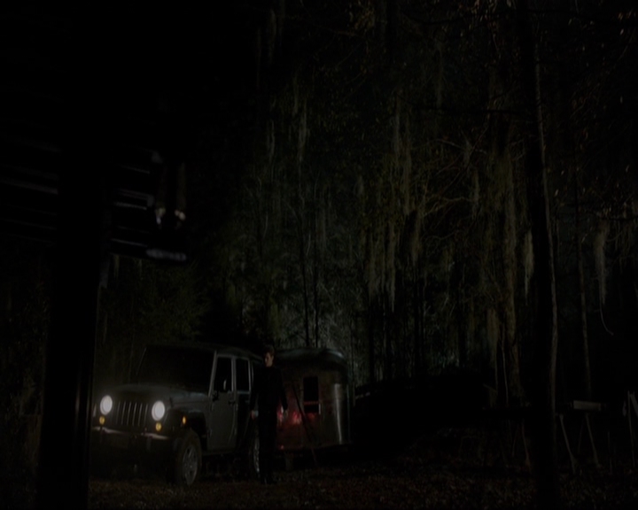 VampireDiariesWorld-dot-nl_7x14MoonlightOnTheBayou1718.jpg