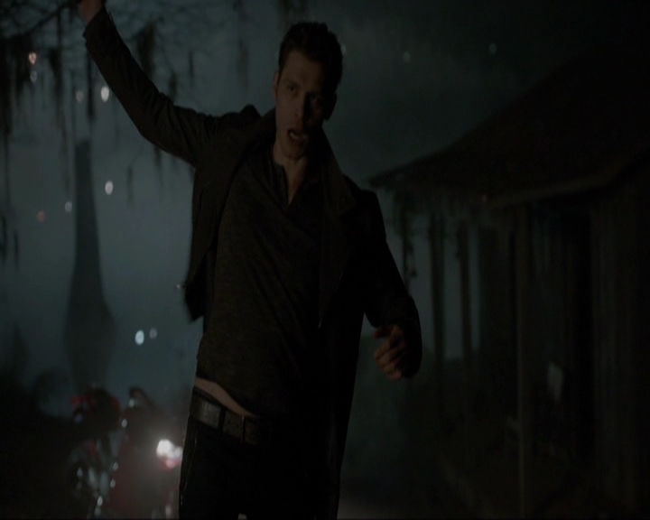 VampireDiariesWorld-dot-nl_7x14MoonlightOnTheBayou1753.jpg