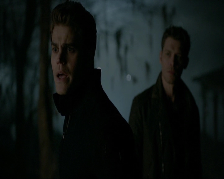 VampireDiariesWorld-dot-nl_7x14MoonlightOnTheBayou1772.jpg