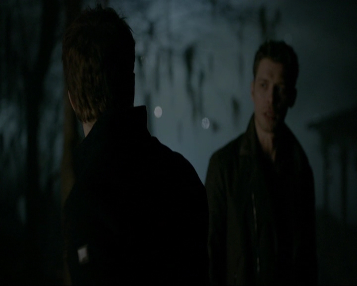 VampireDiariesWorld-dot-nl_7x14MoonlightOnTheBayou1773.jpg