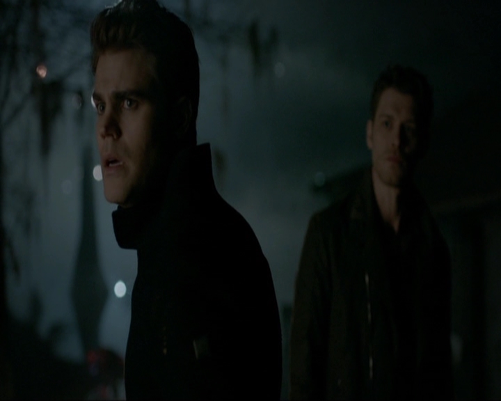 VampireDiariesWorld-dot-nl_7x14MoonlightOnTheBayou1779.jpg