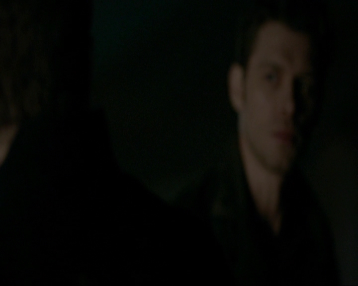 VampireDiariesWorld-dot-nl_7x14MoonlightOnTheBayou1785.jpg