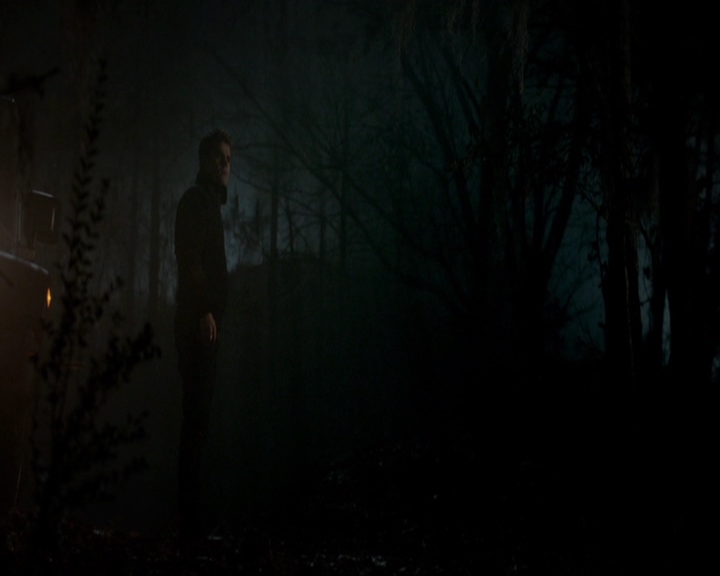 VampireDiariesWorld-dot-nl_7x14MoonlightOnTheBayou1787.jpg