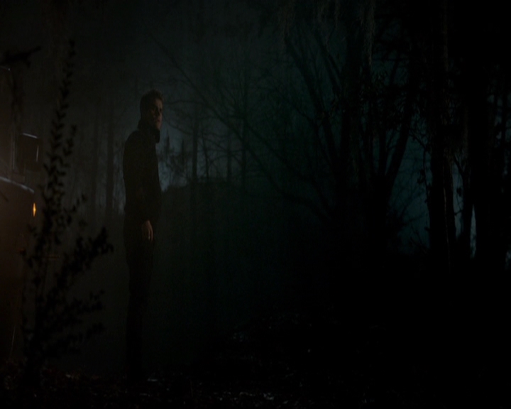 VampireDiariesWorld-dot-nl_7x14MoonlightOnTheBayou1788.jpg