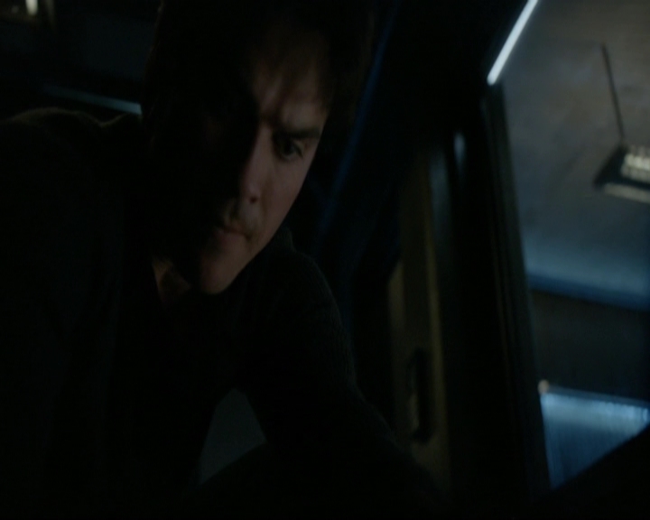 VampireDiariesWorld-dot-nl_7x14MoonlightOnTheBayou1876.jpg