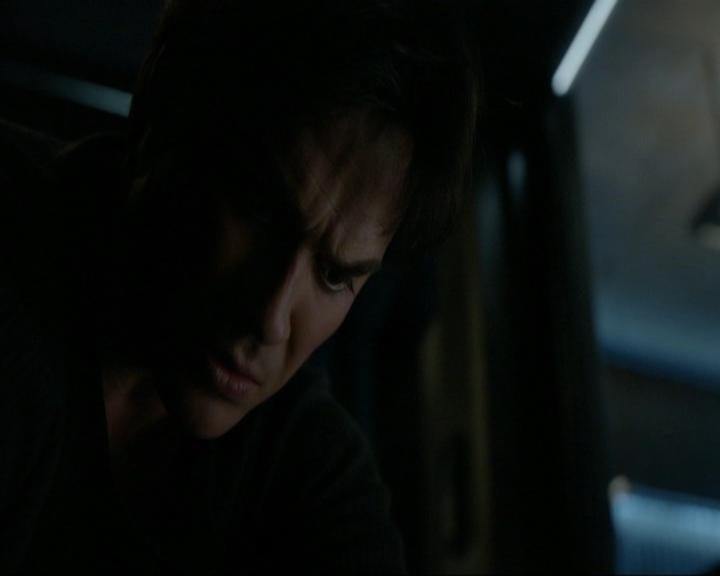 VampireDiariesWorld-dot-nl_7x14MoonlightOnTheBayou1891.jpg