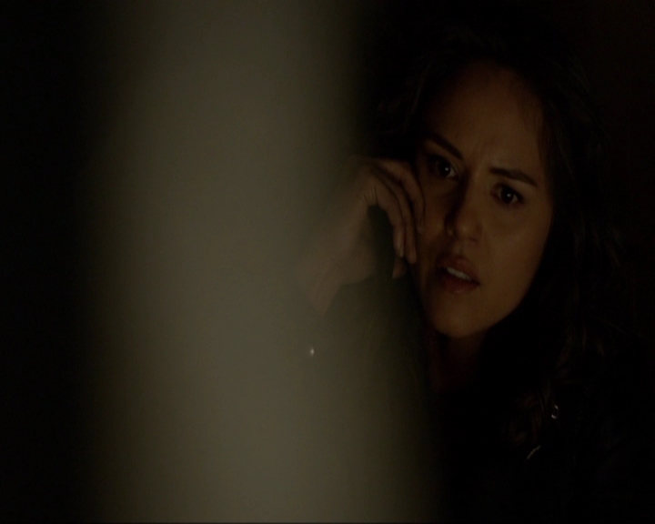 VampireDiariesWorld-dot-nl_7x19SomebodyThatIUsedtoKnow0849.jpg