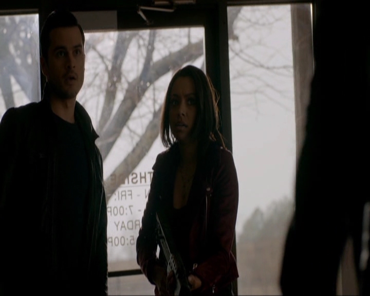 VampireDiariesWorld-dot-nl_7x19SomebodyThatIUsedtoKnow0936.jpg