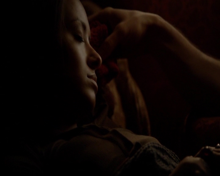 VampireDiariesWorld-dot-nl_7x20KillEmAll1985.jpg