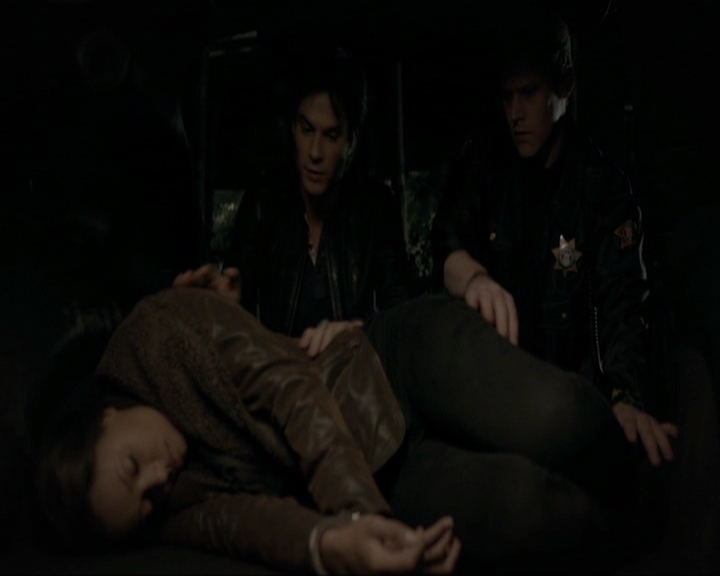 VampireDiariesWorld-dot-nl_7x21RequiemForADream2020.jpg