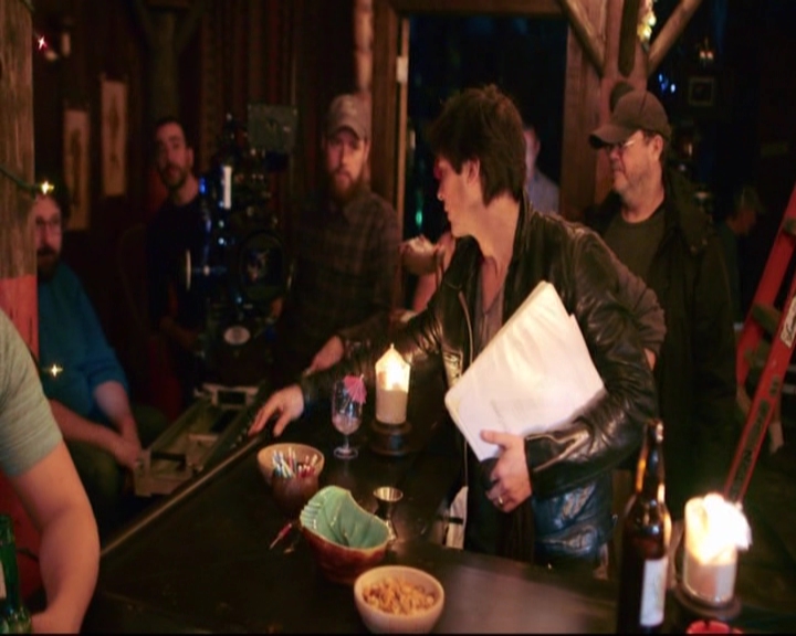 VampireDiariesWorld-dot-nl_S7-dvdextra-DirectingVampires0082.jpg