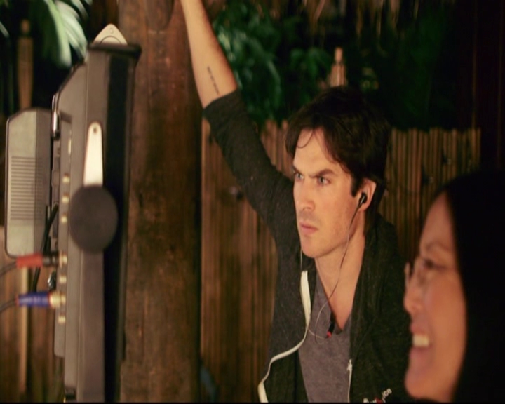 VampireDiariesWorld-dot-nl_S7-dvdextra-DirectingVampires0084.jpg