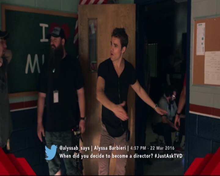 VampireDiariesWorld-dot-nl_S7-dvdextra-DirectingVampires0214.jpg