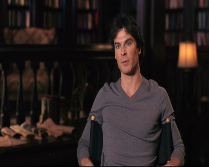 VampireDiariesWorld-dot-nl_S7-dvdextra-DirectingVampires0316.jpg