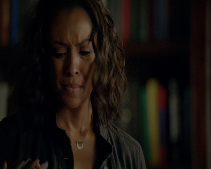 VampireDiaries-dot-nl_VampireDiaries-8x03YouDecidedThatIWasWorthSaving0606.jpg