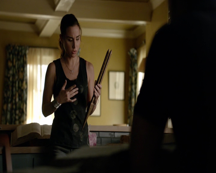 VampireDiaries-dot-nl_VampireDiaries-8x03YouDecidedThatIWasWorthSaving0761.jpg