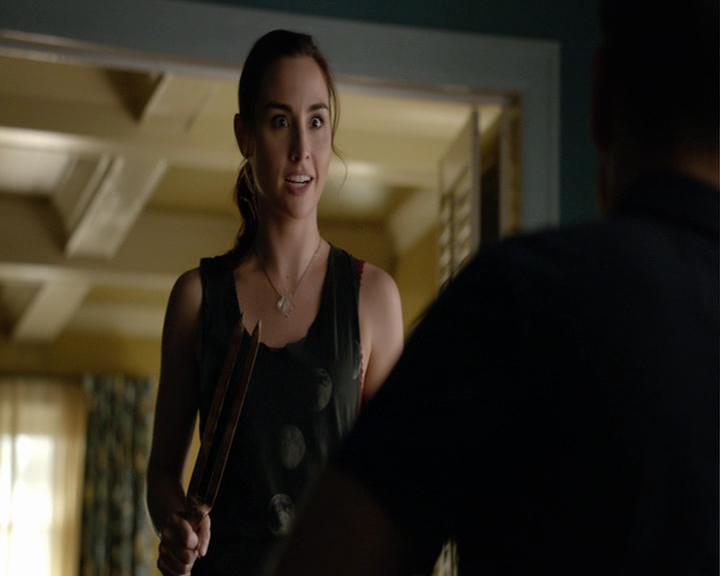 VampireDiaries-dot-nl_VampireDiaries-8x03YouDecidedThatIWasWorthSaving0778.jpg