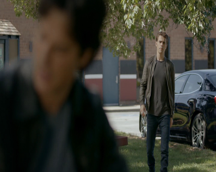 VampireDiaries-dot-nl_VampireDiaries-8x03YouDecidedThatIWasWorthSaving0829.jpg