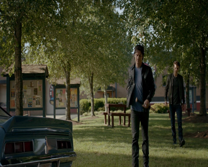 VampireDiaries-dot-nl_VampireDiaries-8x03YouDecidedThatIWasWorthSaving0858.jpg