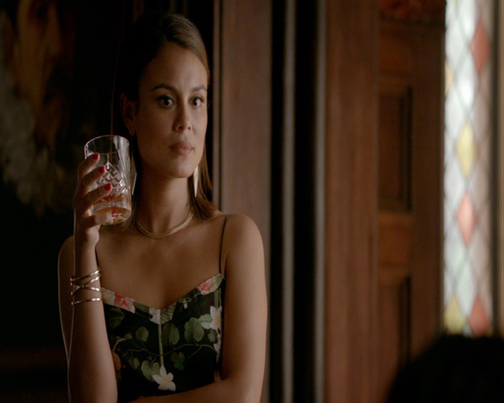 VampireDiaries-dot-nl_VampireDiaries-8x03YouDecidedThatIWasWorthSaving0910.jpg