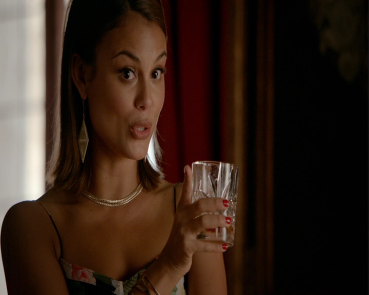 VampireDiaries-dot-nl_VampireDiaries-8x03YouDecidedThatIWasWorthSaving1012.jpg