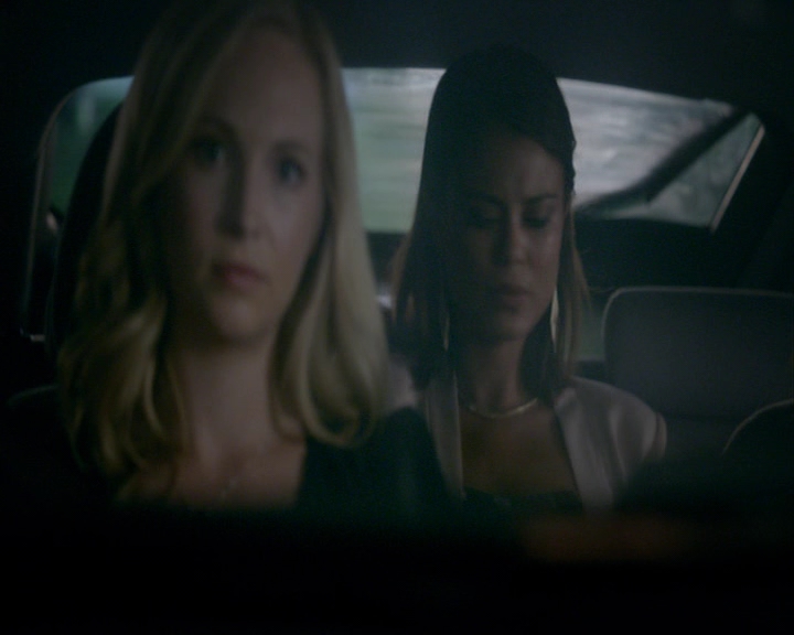 VampireDiaries-dot-nl_VampireDiaries-8x03YouDecidedThatIWasWorthSaving1071.jpg