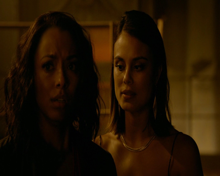 VampireDiaries-dot-nl_VampireDiaries-8x03YouDecidedThatIWasWorthSaving1777.jpg