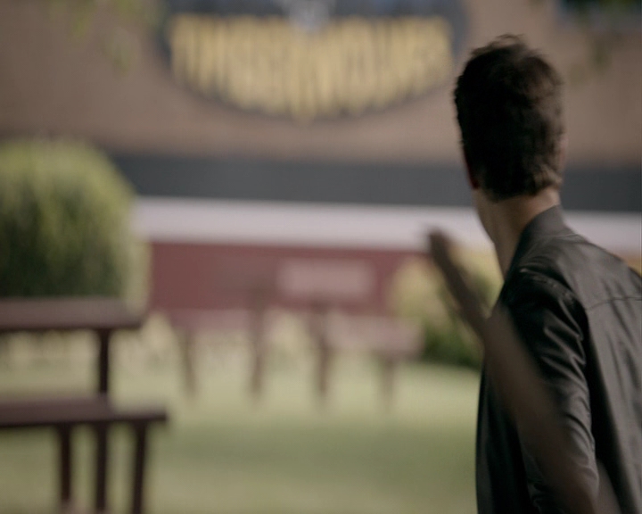 VampireDiaries-dot-nl_VampireDiaries-8x03YouDecidedThatIWasWorthSaving1829.jpg